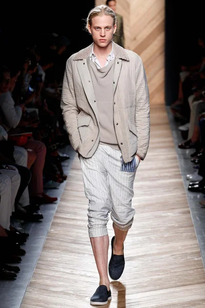 Look 10